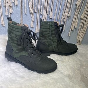 Lifestride knockout camo combat boots